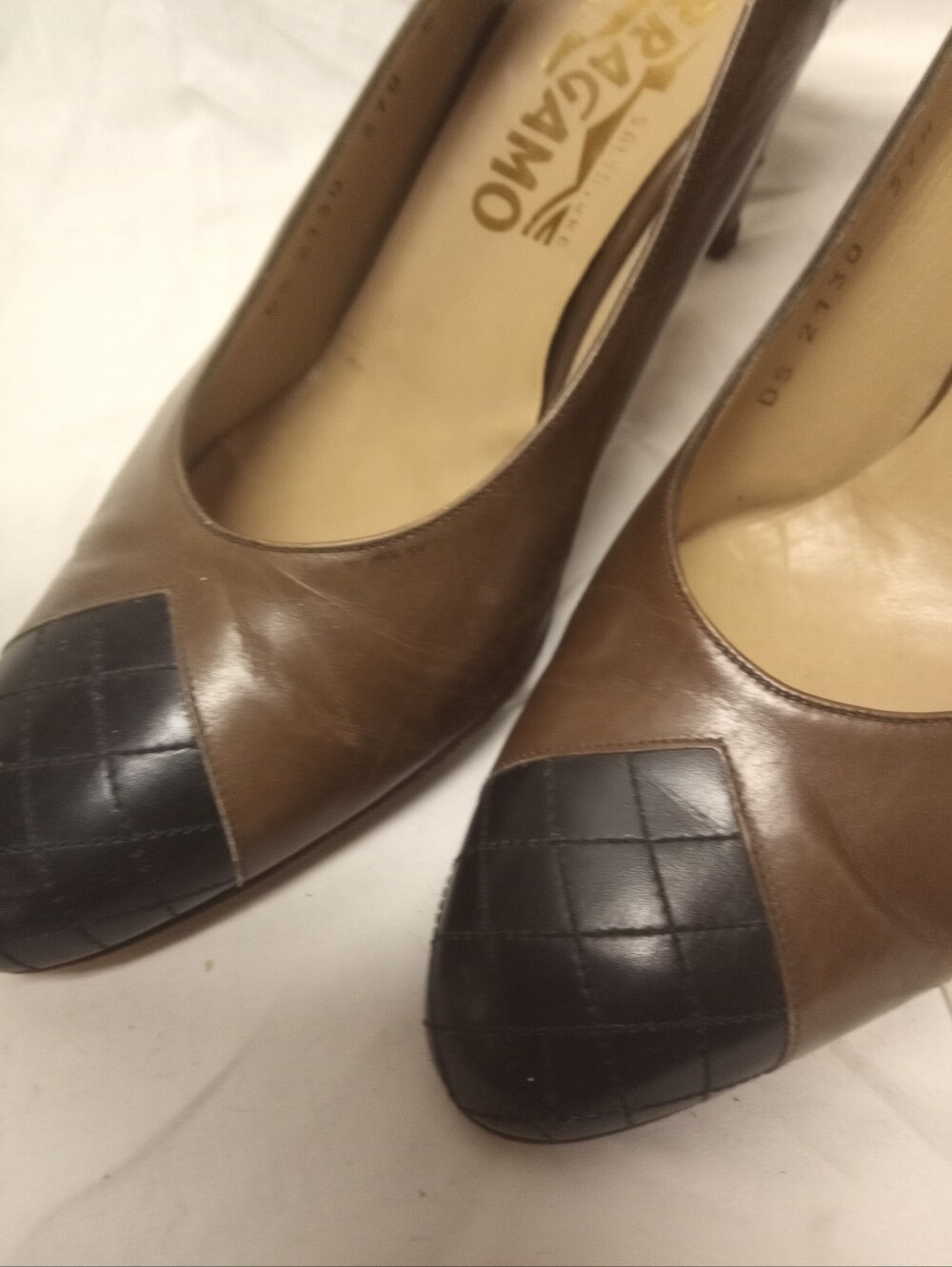 Salvatore Ferragamo Women's Sz 6 B Black Brown Leather Heels - Picture 2 of 5